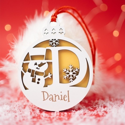 Etiqueta de Natal branca com boneco de neve e flocos de neve, cordão vermelho e nome Daniel