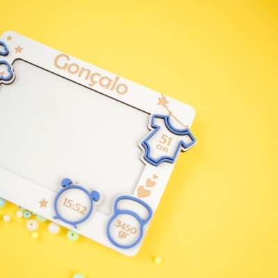 Quadro branco com moldura decorada com nome Gonçalo e números em desenhos azuis e castanhos