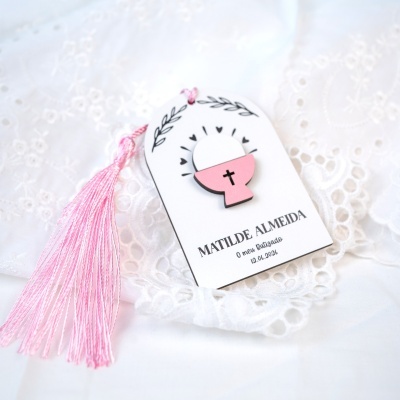 Etiqueta branca decorativa para batizado com copa rosa, tassel rosa e detalhes em renda branca