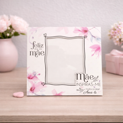 Porta-retrato decorado com flores cor de rosa e texto de felicitações para o dia da mãe