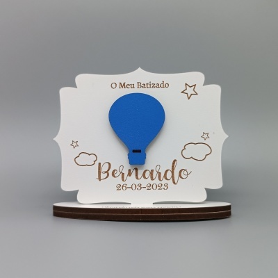 Convite de batizado branco com balão azul e texto dourado Bernardo 26-03-2023