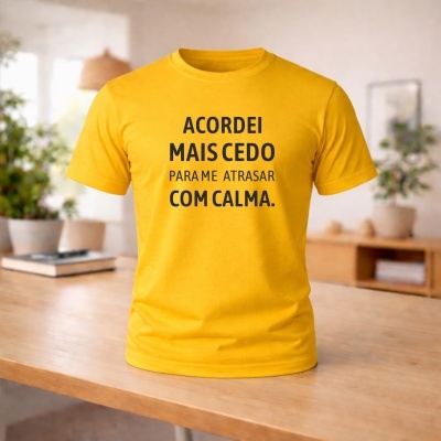 T-shirt amarela com texto em preto ACORDEI MAIS CEDO PARA ME ATRASAR COM CALMA