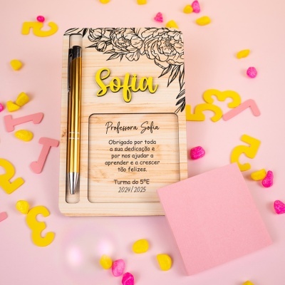 Bloco de notas em madeira personalizada com nome Sofia e caneta dourada