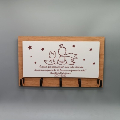 Cabideiro de parede em madeira com placa decorativa do Principezinho e raposa com texto em português