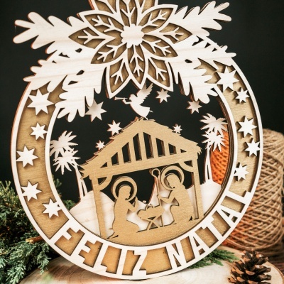 Decoração natalícia em madeira com cena da natividade e texto FELIZ NATAL