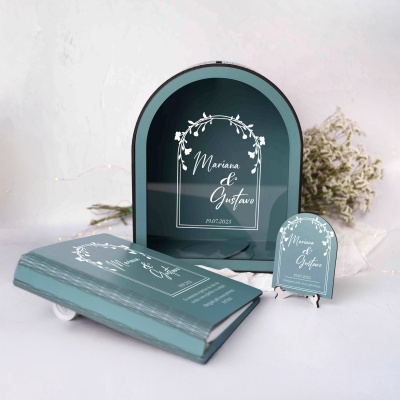 Conjunto de produtos azul esverdeado com ilustração floral e texto branco