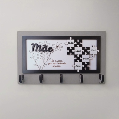 Cabide cinzento com moldura e puzzle decorativo com nomes familiares