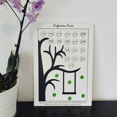 Quadro decorativo com árvore e trevos de quatro folhas com nomes e texto em português