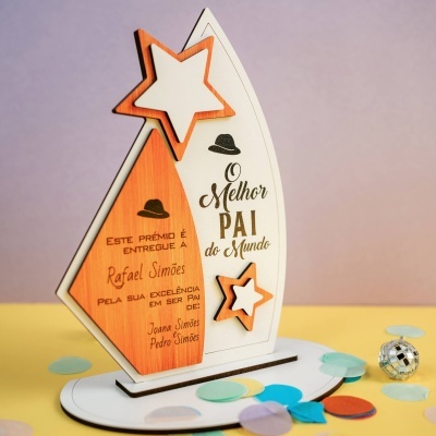 Troféu de madeira em formato de estrela com texto e decoração em branco e madeira natural
