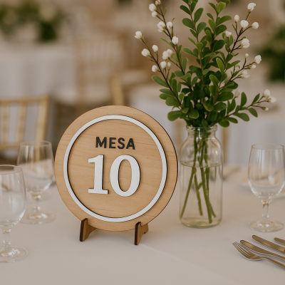 Placa redonda de madeira com número da mesa e vaso com flores num cenário de decoração de mesa