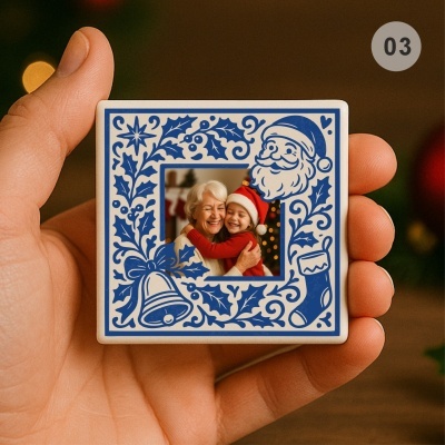 Moldura de foto natalícia em cerâmica com ilustrações azuis de Pai Natal e plantas, foto de avó e criança vestida de vermelho abraçados
