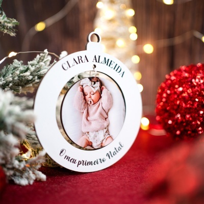 Enfeite de Natal redondo branco com foto de bebé e texto personalizado