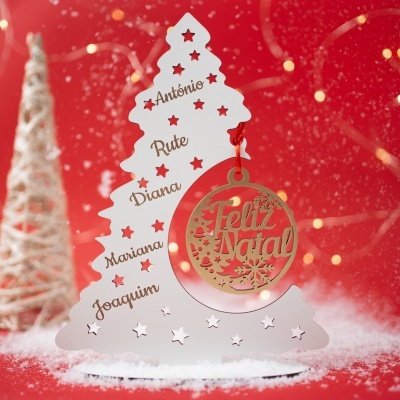 Enfeite de Natal em forma de árvore branca com nomes gravados e fundo vermelho com luzes