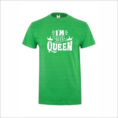 T-shirt verde com texto branco IM HIS QUEEN e coroas