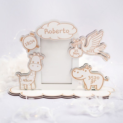 Moldura branca para fotografia com desenhos de animais e texto comemorativo em castanho.