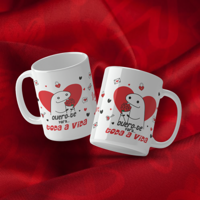 Canecas brancas com ilustração e texto em vermelho e preto sobre fundo vermelho de tecido.