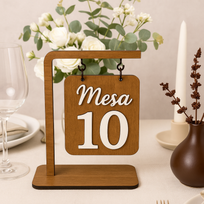 Número de mesa 10 em madeira pendurado em suporte, com decoração de mesa e flores.