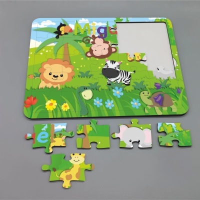 Puzzle infantil de madeira com animais da selva coloridos e fundo verde e azul.