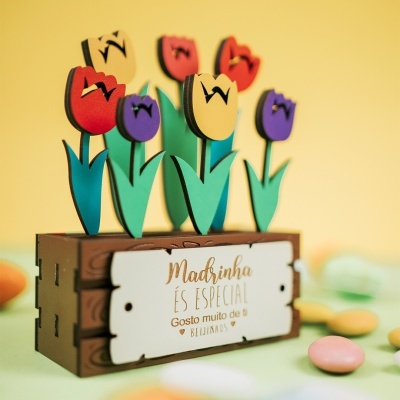 Decoração de flores de madeira coloridas com mensagem para madrinha em fundo amarelo