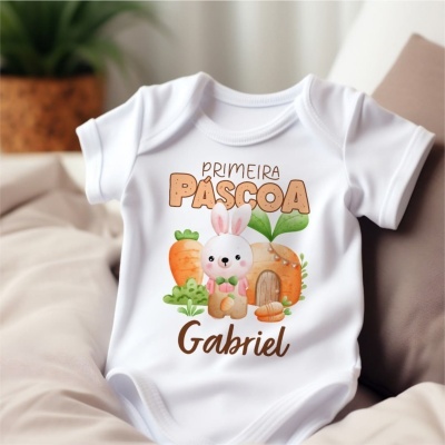 Body branco de bebé com estampa de coelho e texto PRIMEIRA PÁSCOA Gabriel