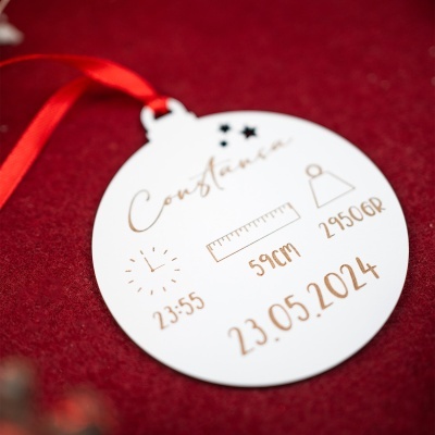 Medalhão branco redondo com fita vermelha e texto dourado sobre fundo vermelho