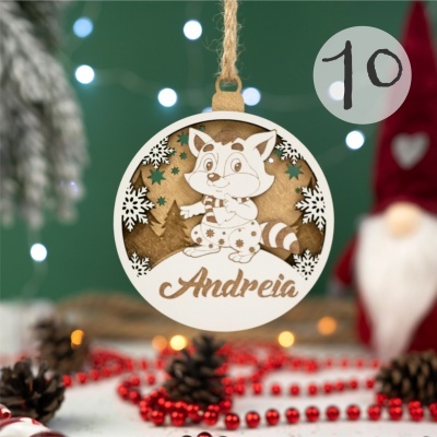 Ornamento de Natal redondo em madeira com desenho de guaxinim e nome Andreia.