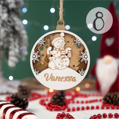 Enfeite de Natal redondo de madeira com boneco de neve e nome Vanessa