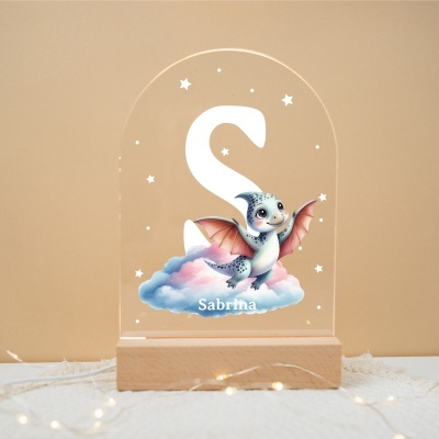 Abajur decorativo com dragão e texto Sabrina em painel acrílico