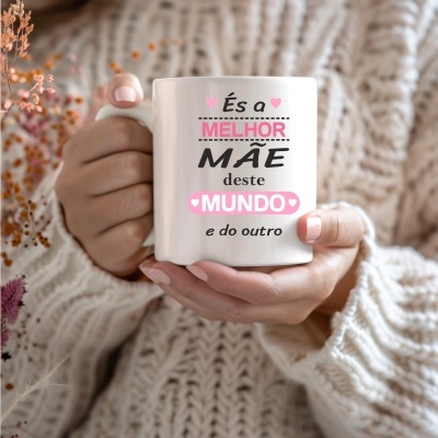Caneca branca com texto em português És a MELHOR MÃE deste MUNDO segurada por mãos femininas