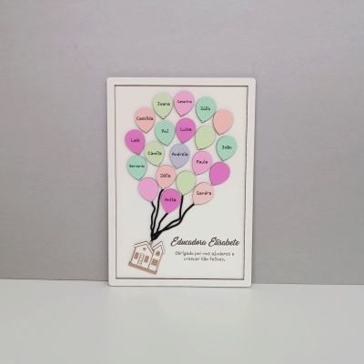 Quadro decorativo com balões coloridos e texto de agradecimento a educadora Elisabete
