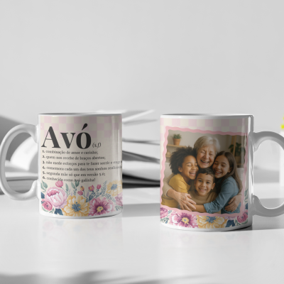 Canecas brancas com padrão xadrez rosa e bege, texto sobre Avó e foto de avó com netos