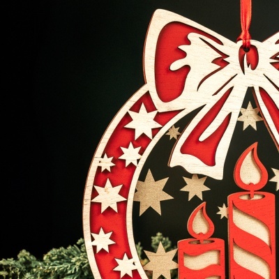 Decoração natalícia em madeira com velas e estrelas recortadas