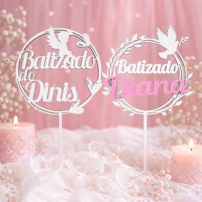 Dois toppers de festa de acrílico para batizado com nomes Dinis e Diana, em ambiente rosa e branco com velas e tecido rendado.
