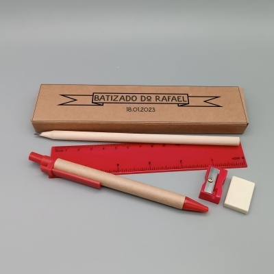 Caixa de cartão com texto BATIZADO DO RAFAEL 18.01.2023 e material escolar em fundo cinza