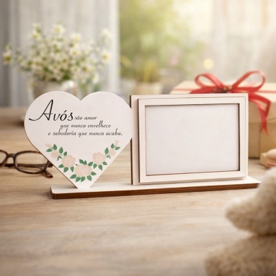 Porta-fotografias de madeira creme com forma de coração decorado e texto em português