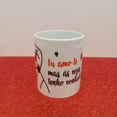 Caneca branca com texto em português e desenhos de corações e flechas