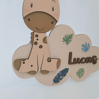 Placa decorativa em madeira com desenho de girafa e nome Lucas