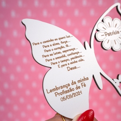 Cartão em forma de pomba com texto para celebração de profissão de fé sobre fundo rosa.