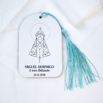 Etiqueta branca com ilustração religiosa e tassel azul