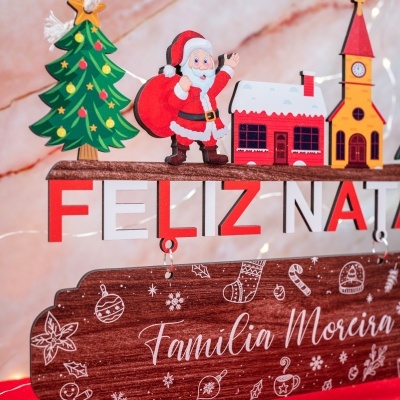 Decoração de Natal em madeira com Pai Natal, árvore de Natal, casinha, igreja e frase FELIZ NATAL.