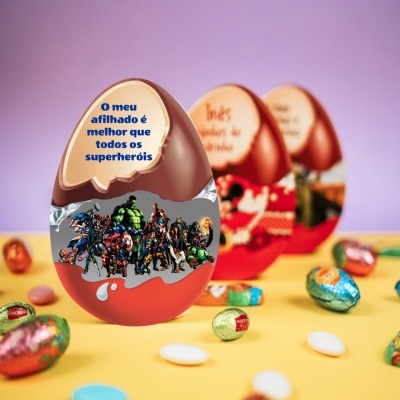 Ovo de chocolate com embalagem de super-heróis e texto em fundo violeta