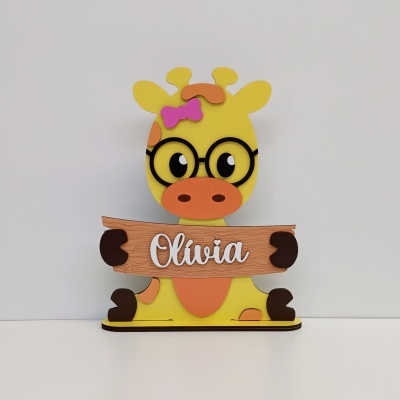 Figura de girafa colorida segurando placa com nome 9ledvia 9.