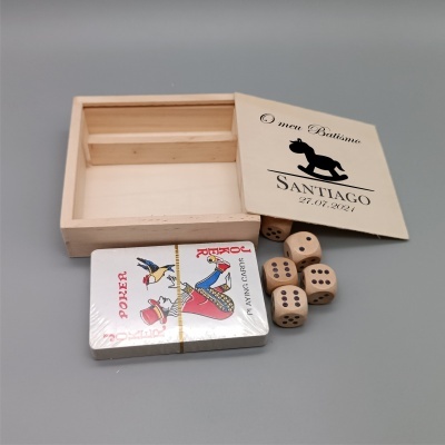 Caixa de madeira com dados e baralho de cartas