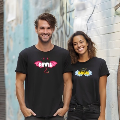 Casal com t-shirts pretas, uma com impressão DEVIL em vermelho e outra ANGEL em amarelo e branco