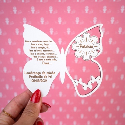 Cartão borboleta branca com texto e fundo rosa
