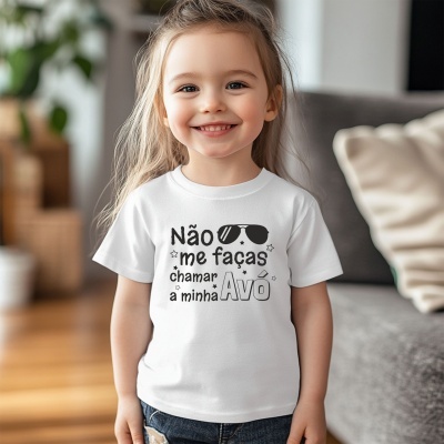 Camisola branca com texto e criança sorridente
