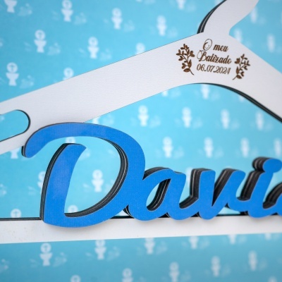 Letra decorativa em madeira azul e branca para batizado com data gravada