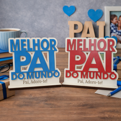 Dois suportes decorativos em madeira azul e vermelha com texto para o Dia do Pai