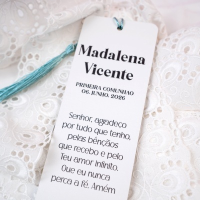 Etiqueta branca com texto sobre tecido branco rendado