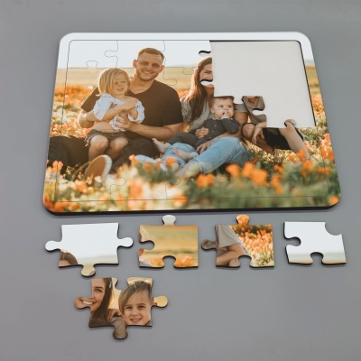Puzzle com imagem de família num campo de flores laranja